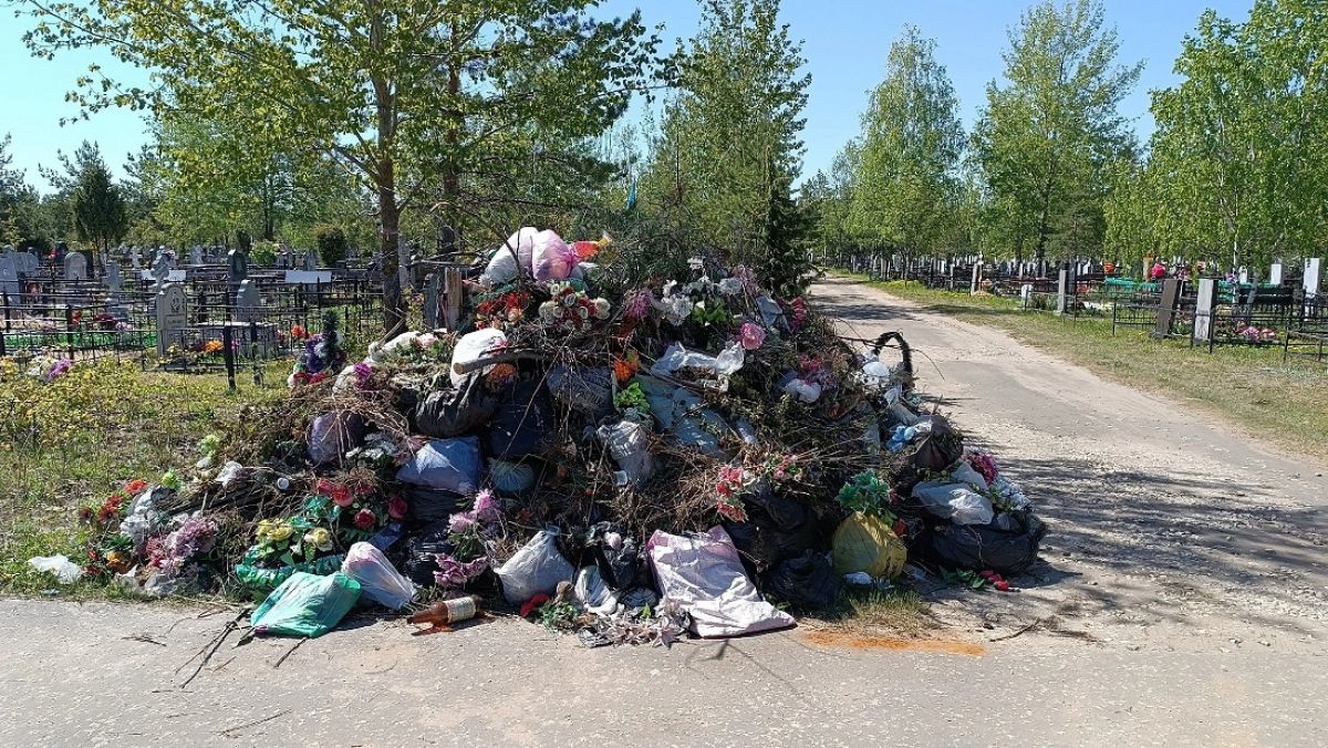 На главном кладбище Владимира выросла гигантская гора мусора