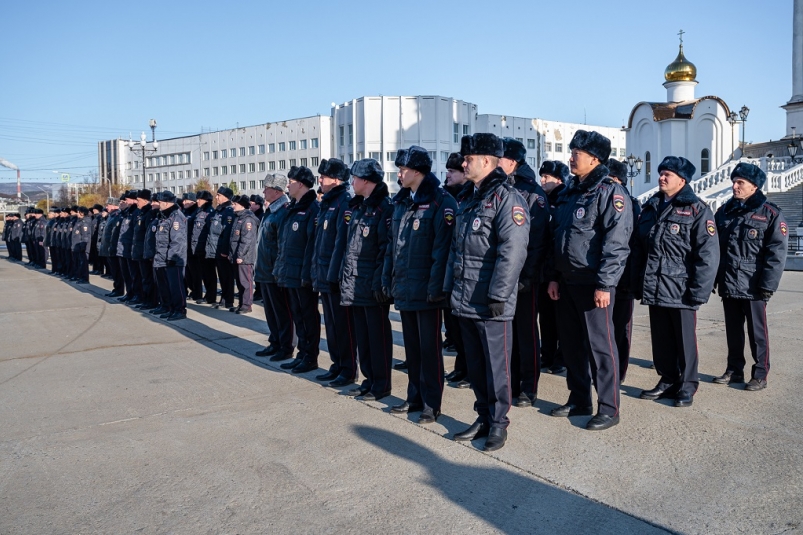 Общегородской гарнизонный развод нарядов полиции на службу прошел сегодня в Магадане. Источник