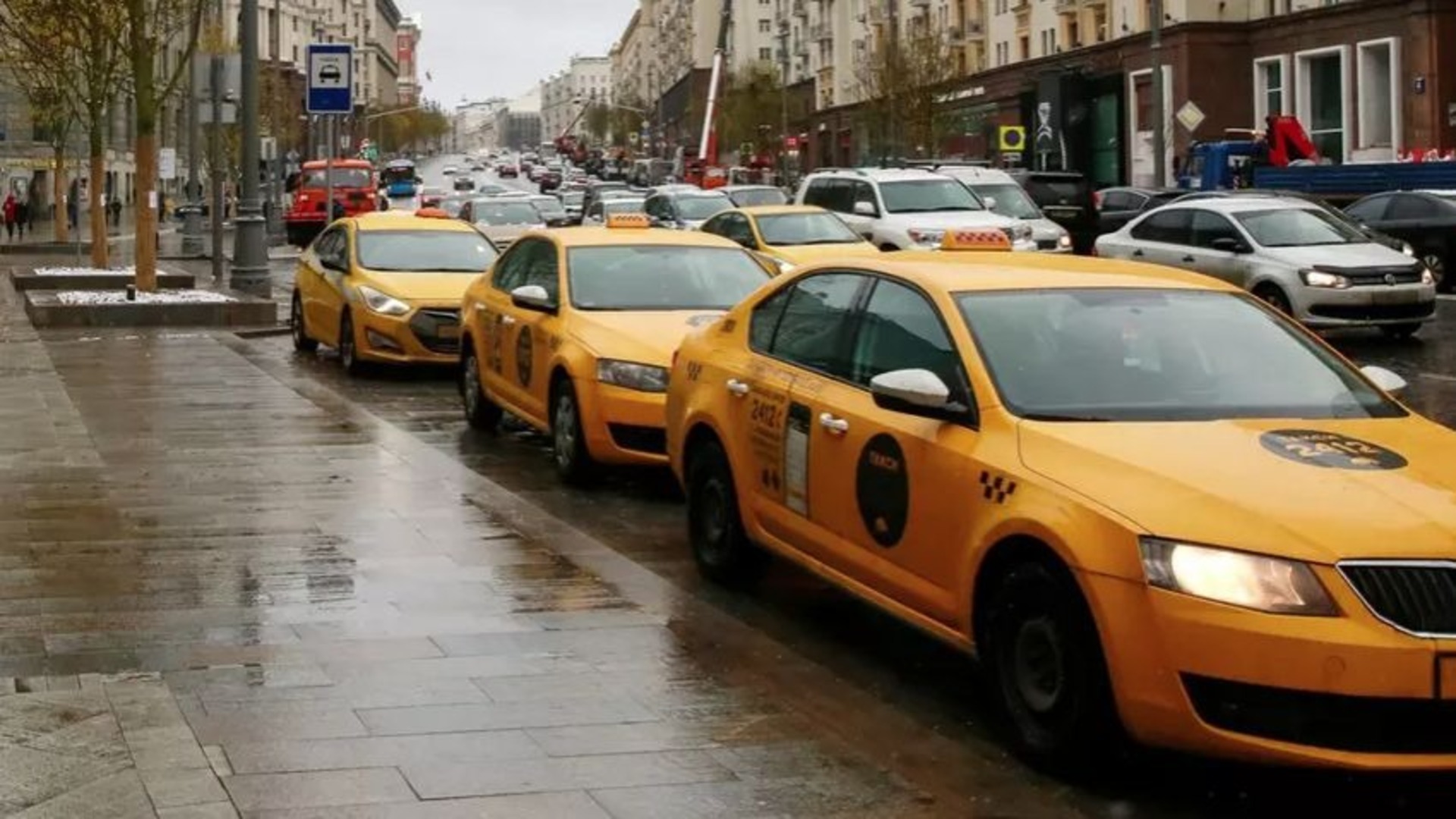 Свободные автомобили. В центр Москвы на такси. Агрегаторы такси в Москве. Агрегатор такси Москва. Штрафстоянка такси.