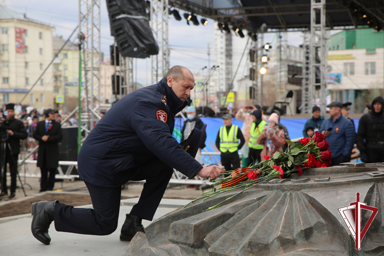 В Якутске на площади Победы возложили цветы к монументу «Воинам-победителям»