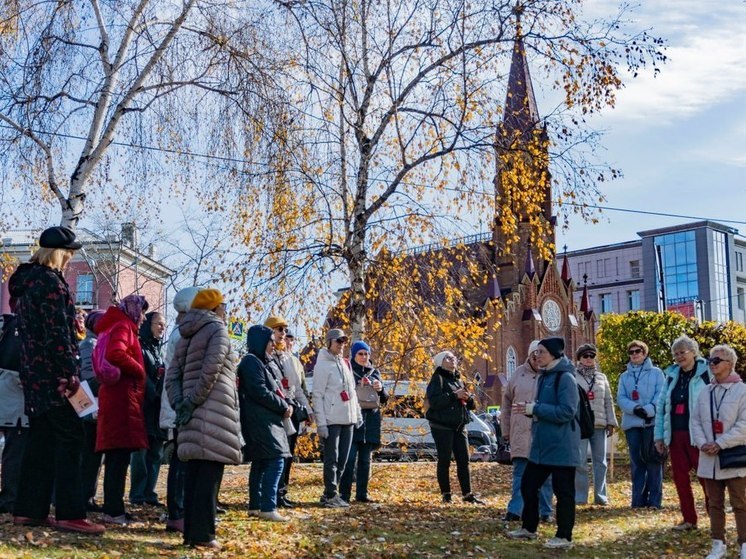 На экскурсии по центру Иркутска побывали участники «Активного долголетия»