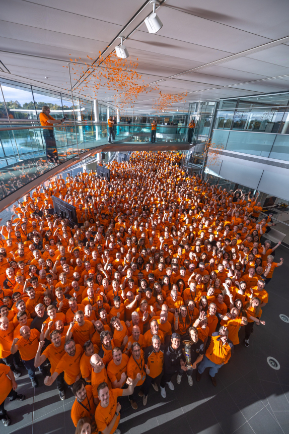 Команда McLaren празднует победу в чемпионате на базе в Уокинге