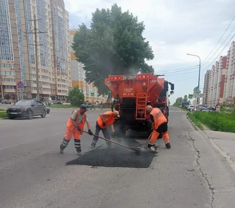 В Курске дорожники вывели на уборку города 64 машины и 70 рабочих
