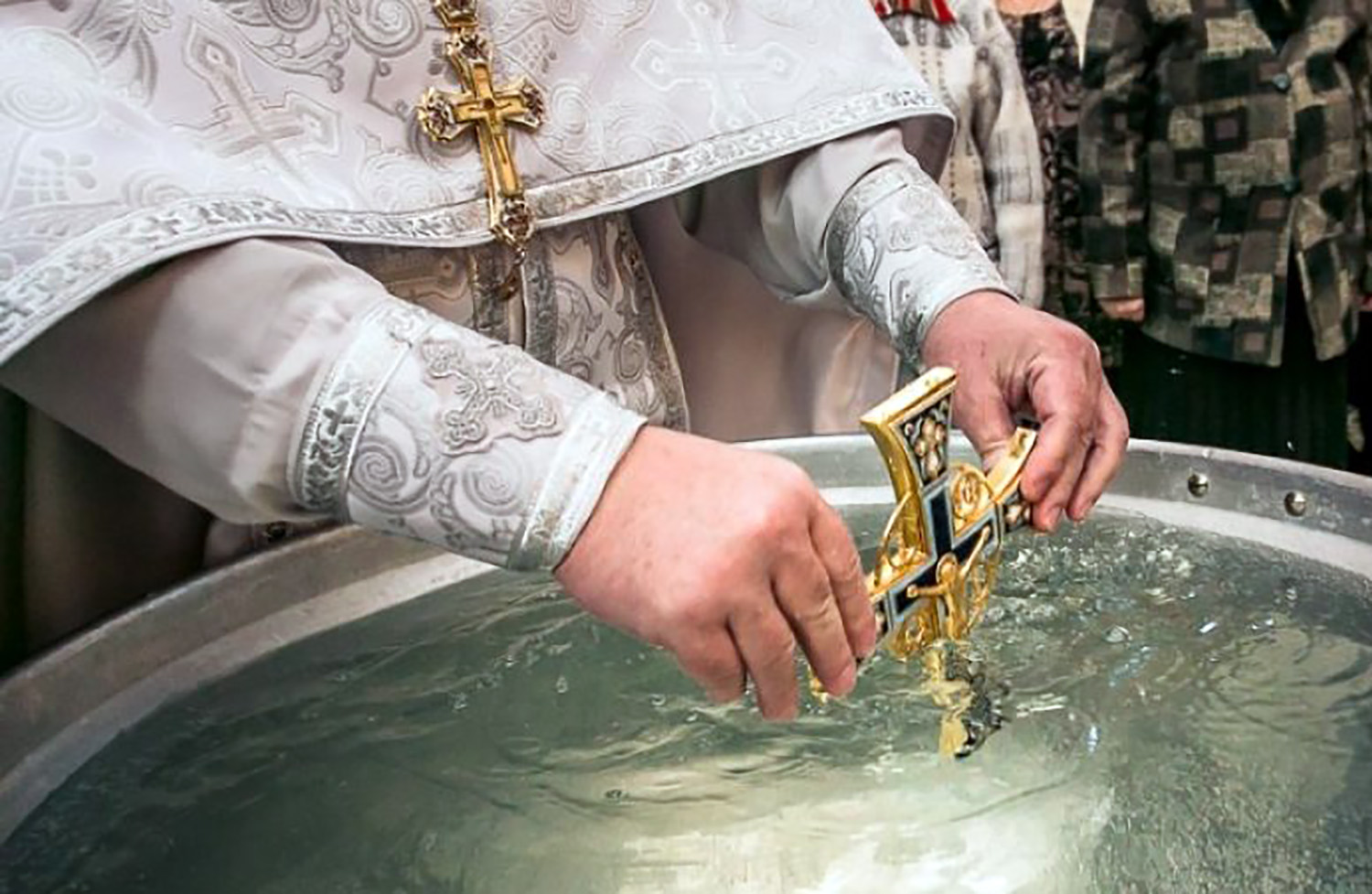 Можно ли освящать воду. Освящение воды. Святая вода. Святая Крещенская вода. Крещение Святой водой.