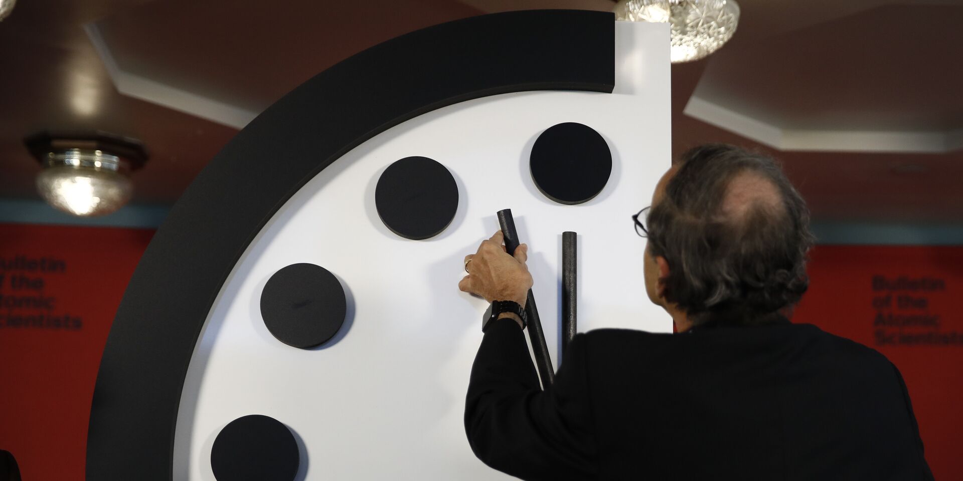 25 января 2018. Роберт Рознер, председатель Бюллетеня ученых-атомщиков, перемещает минутную стрелку Часов судного дня на без двух минут полночь - ИноСМИ, 1920, 06.12.2024