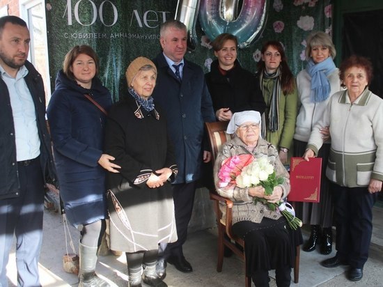 Кубанские депутаты поздравили с вековым юбилеем ветерана Анну Згонникову