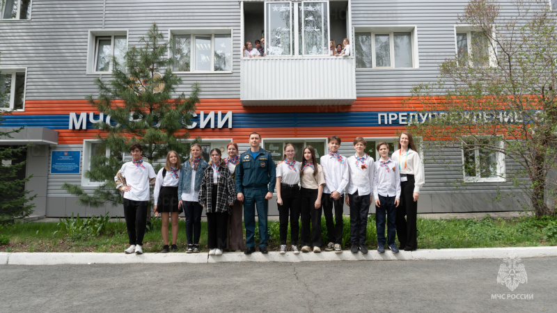 Свердловские пожарные поддержали Всероссийскую патриотическую акцию «Окна Победы»