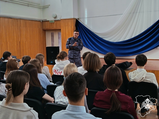 В Волгограде росгвардейцы провели профориентационную встречу со старшеклассниками