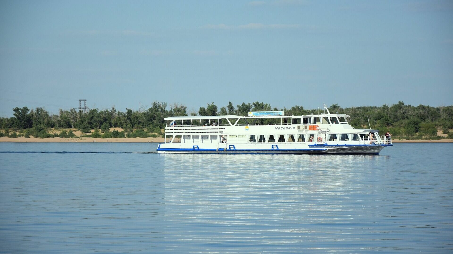Прогулочный теплоход отправился. Прогулочный теплоход отправился. Прогулочный теплоход. Судно гродно. Заря 353 теплоход омск.