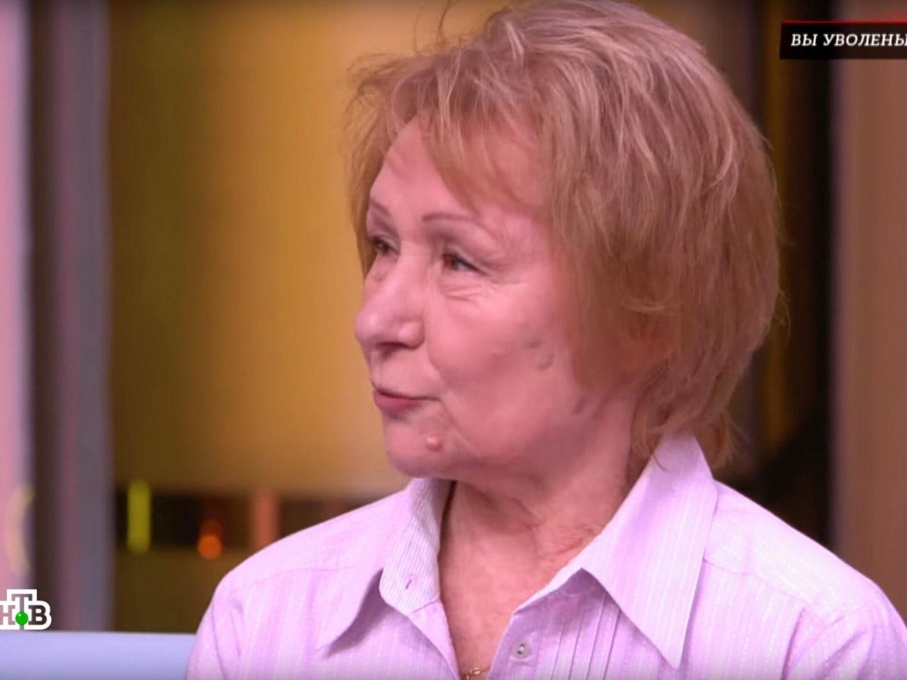 Бабушка раскрыла страшную тайну спустя 45 лет. Элинор остром. Бабушка раскрыла страшную тайну спустя 45 лет. Мора мюррей. Бабушка с фотоаппаратом.