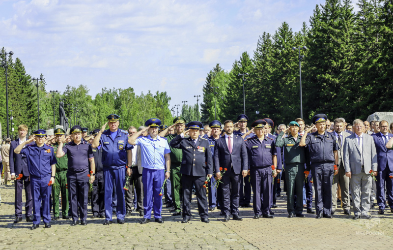 Сотрудники МЧС России почтили память погибших в Великой Oтечественной войне