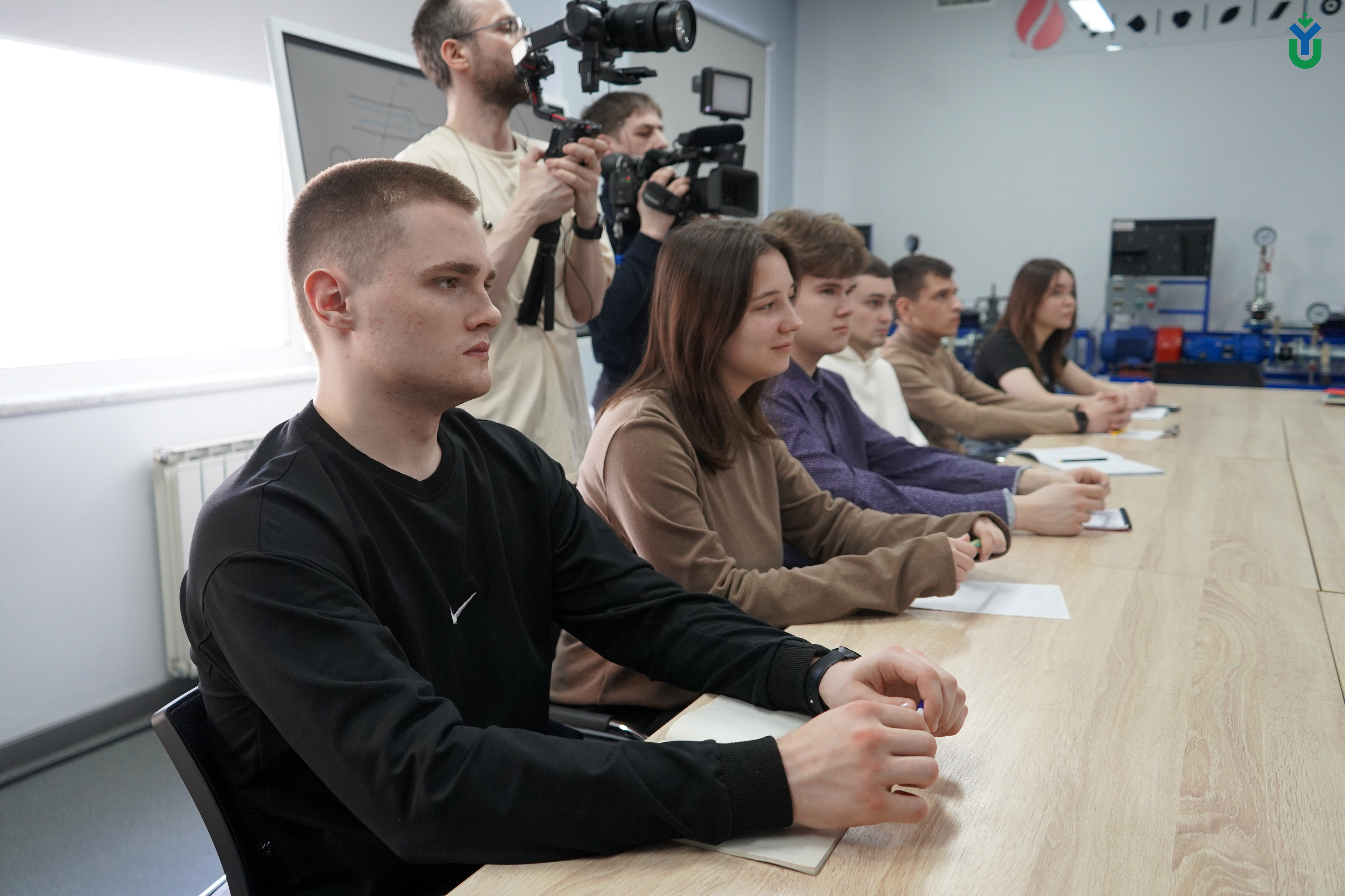 Встреча студентов ЮГУ с министром цифрового развития, связи и массовых коммуникаций РФ Максутом Шадаевым
