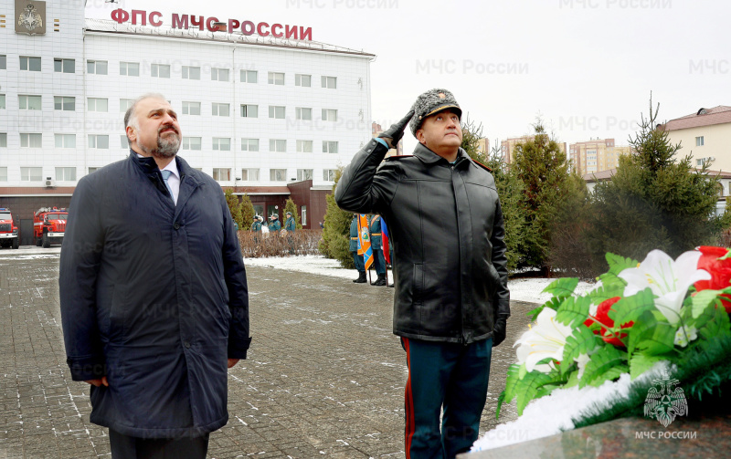 Двадцать девять ударов колокола в честь пожарных и спасателей, погибших при исполнении служебного долга, прозвучали над Аллеей памяти