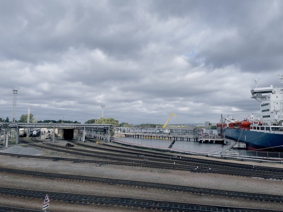 Рост мировых цен на нефть ускорился на фоне геополитики и избытка предложения