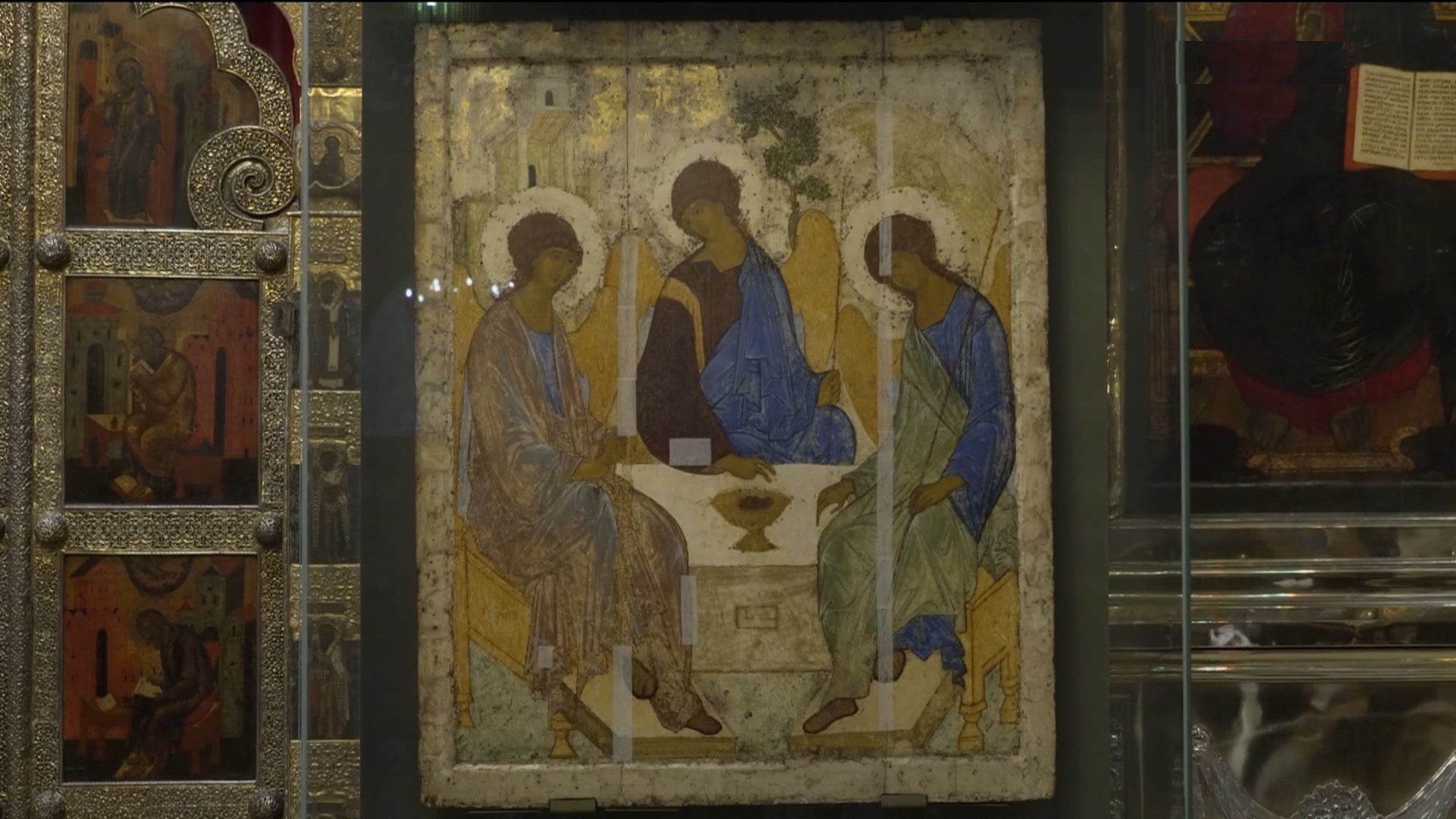 Троица андрея рублева храм христа спасителя. Икона святая троица андрея рублева. Троица рублева в третьяковской галерее. Троица рублева в храме христа спасителя. Троица андрея рублева в храме христа.