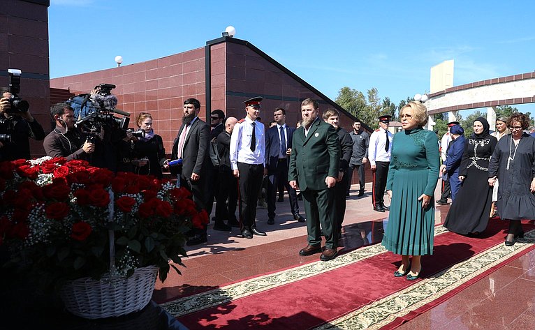 В ходе поездки Валентина Матвиенко посетила Мемориальный комплекс Славы имени А.А. Кадырова в Грозном и приняла участие в церемонии возложения цветов к мемориалу