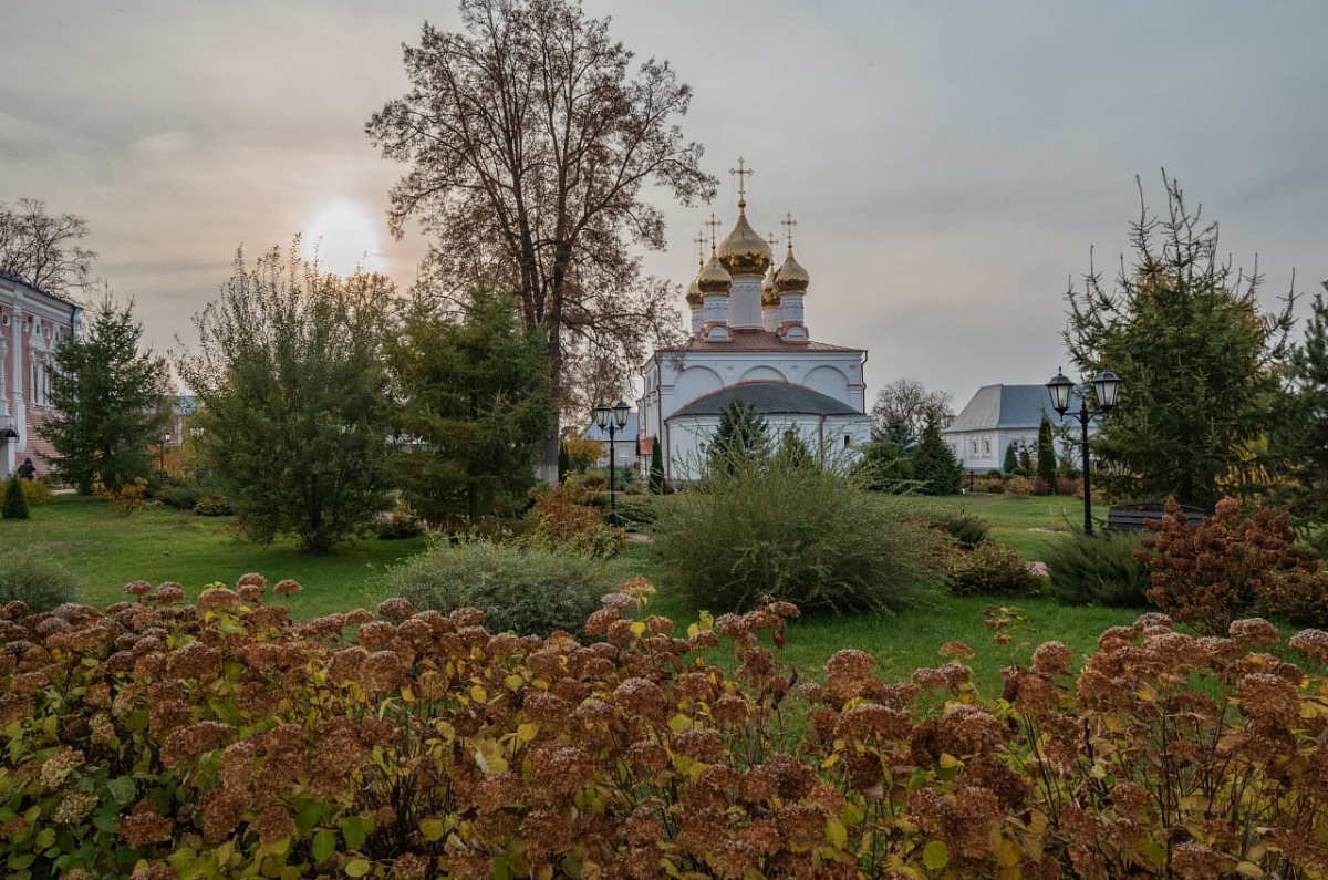 Некрополь в Казанском монастыре Рязани фото