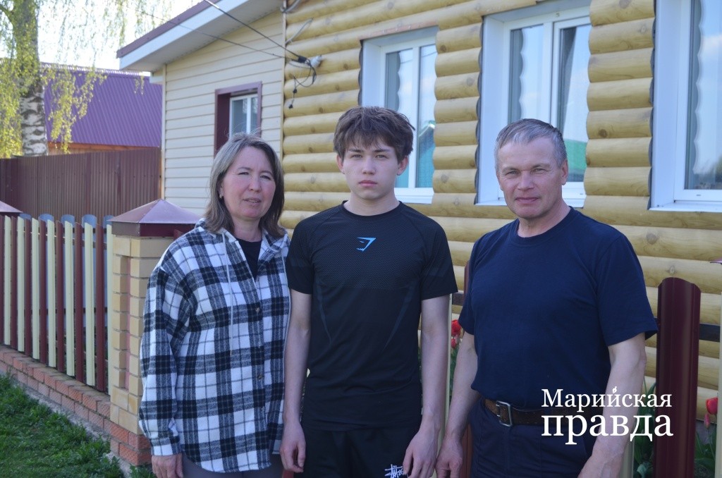 Дружная семья Афанасьевых на фоне родного дома в деревне Старый Юледур 1.jpg