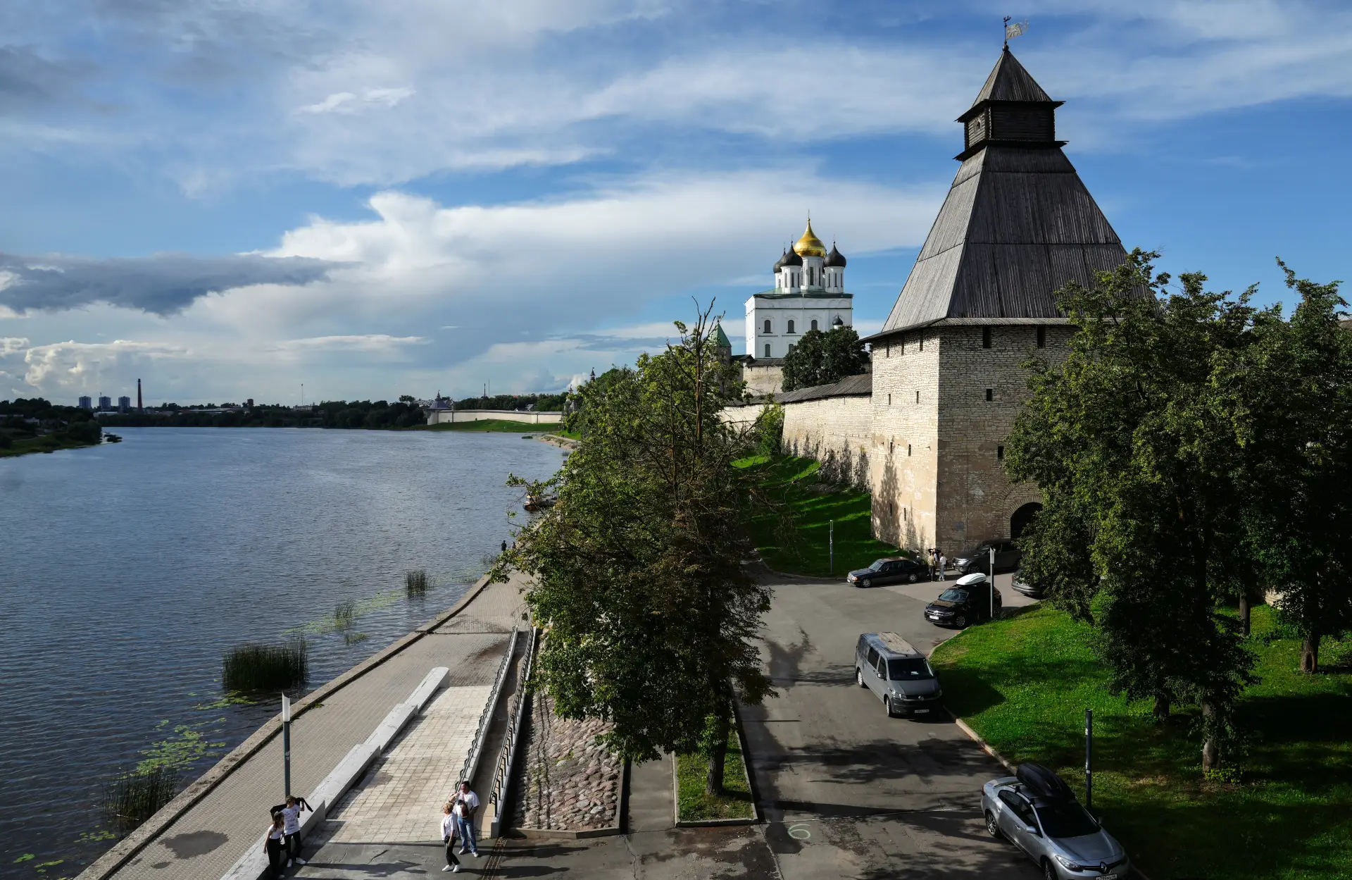 Молодежный бал Победы пройдет в Пскове. Фото. Псковский кремль и Троицкий собор на берегу реки Великая в Пскове. © РИА Новости. Алексей Даничев