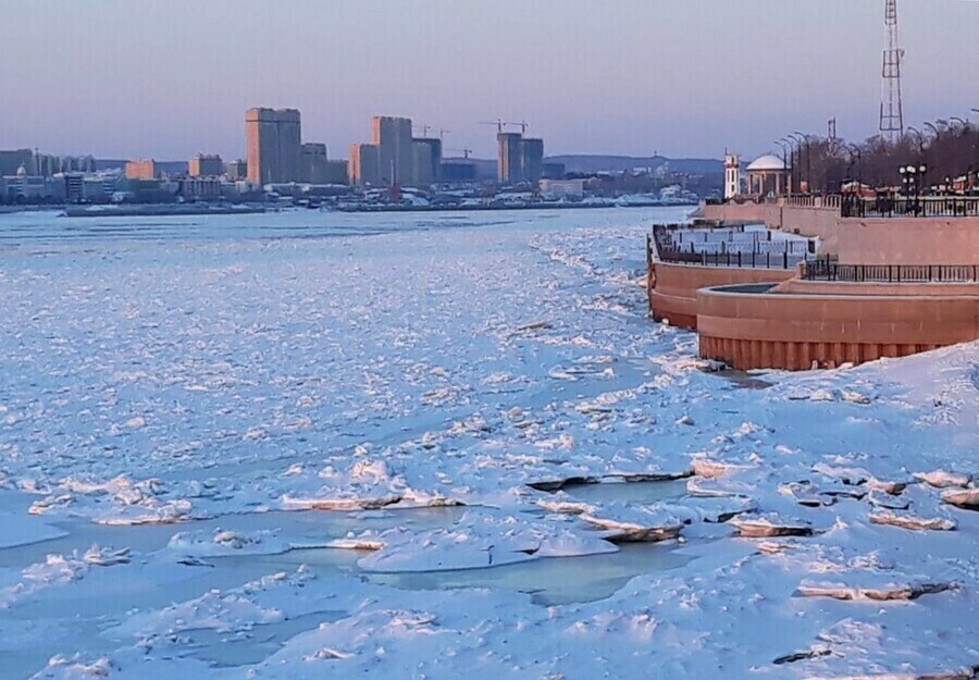 Амур life. Река покрылась льдом. Фото города без воды. Амур. Актау фото 2022.