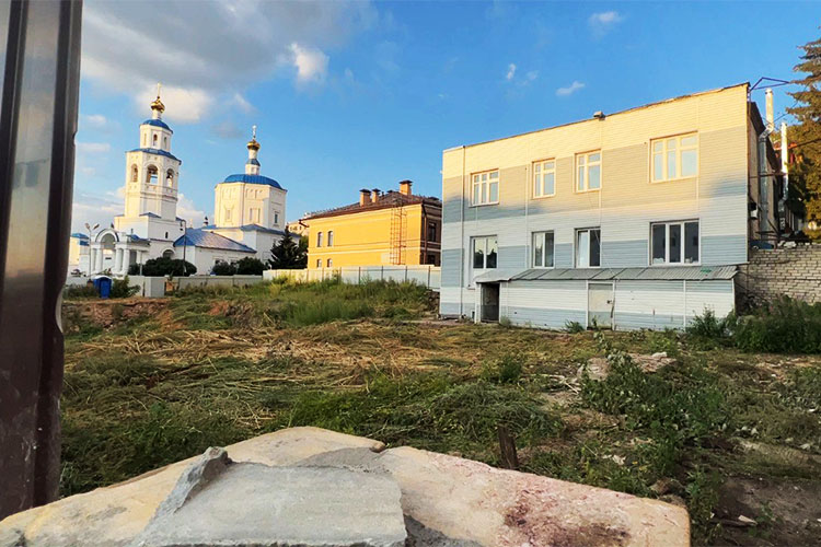 Долгое время на углу улиц Батурина — Большая Красная был огороженный забором пустырь. Потом земля отошла к СИНХу, а оттуда в обмен на акции выведена в частную собственность — компании «Ертоул» Валентина Сорокина, сына главы СИНХа