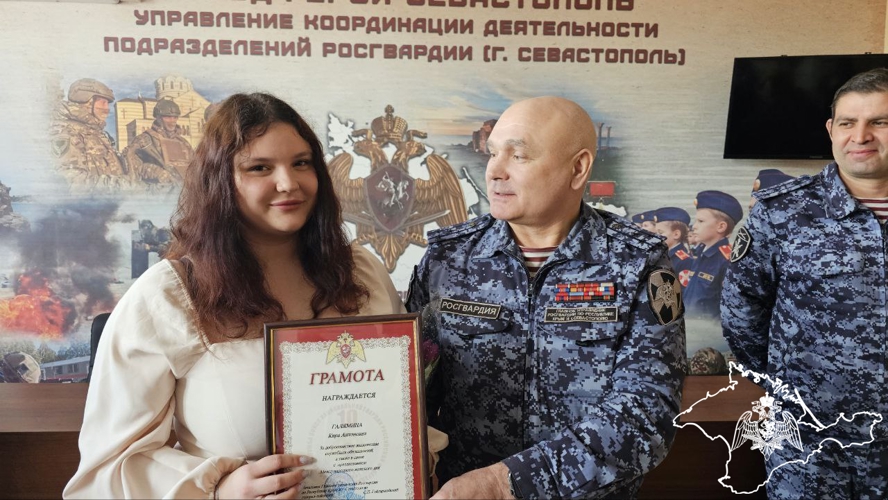 В Крыму и Севастополе росгвардейцы поздравили сотрудниц и военнослужащих с Международным женским днем