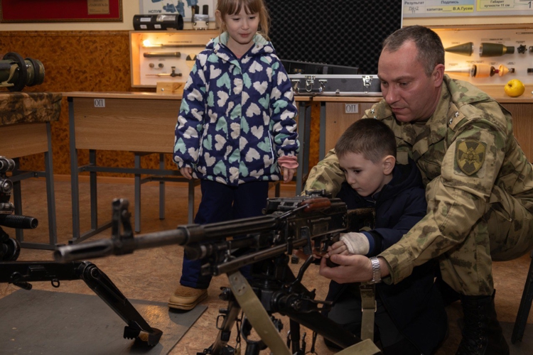 Начальник Саратовского военного института Росгвардии исполнил желания саратовских школьников