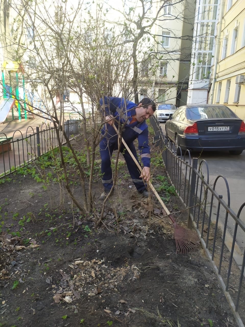 Жилкомсервис 1 петроградского. Уборка территории фото. Сквер.