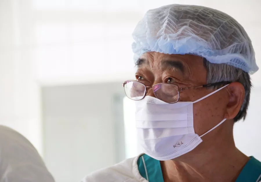 Хирург Юрий Тен на операции