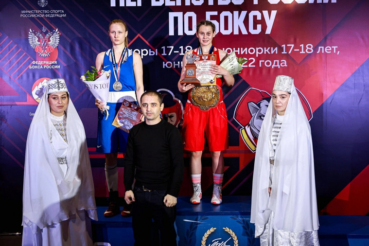 Евгения Лочканова (справа) завоевала золото на первенстве РФ по боксу
