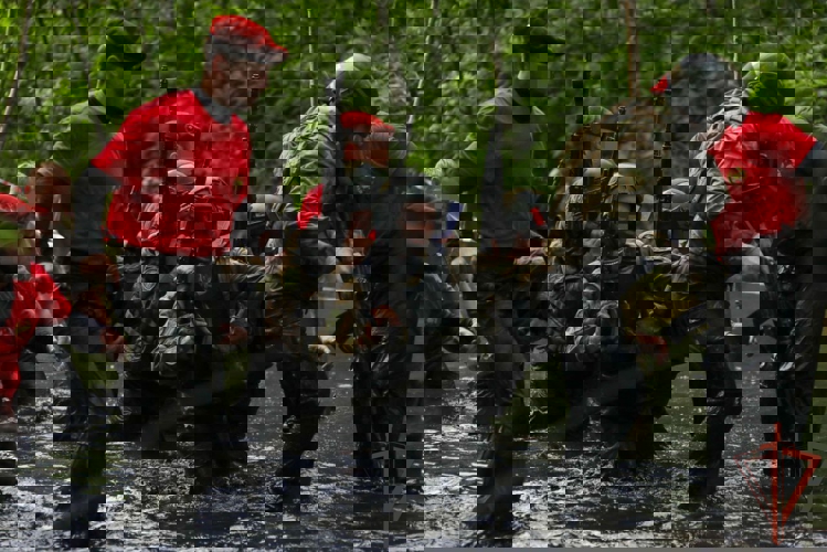 Генерал-полковник Юрий Яшин поздравил спецназовцев, которые успешно прошли квалификационное испытание на право ношения крапового берета (видео)