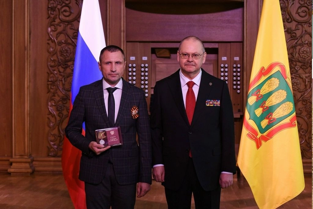 Награждение Владимира Карнишина.jpg