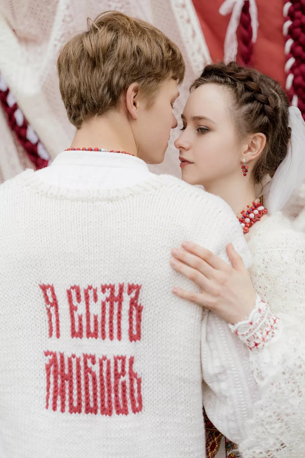 20-летняя Таисья Калинина и 18-летний Тимофей Кочнев сыграли свадьбу в русском стиле