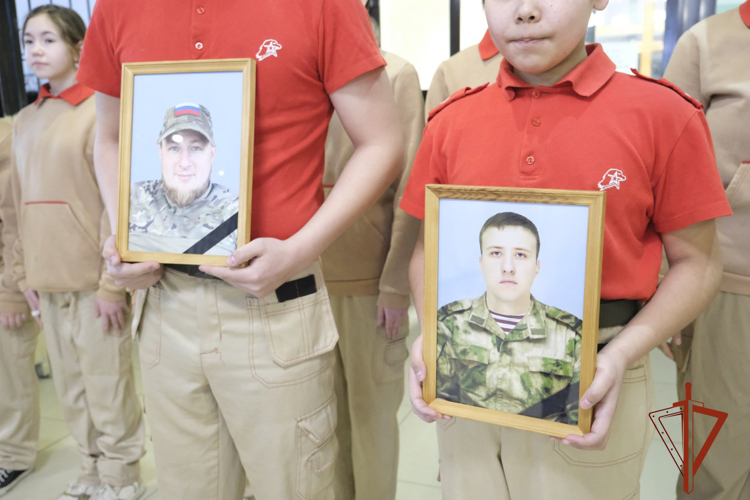 Накануне Дня защитника Отечества в Горно-Алтайске установили мемориальную доску росгвардейцу, погибшему в ходе специальной военной операции
