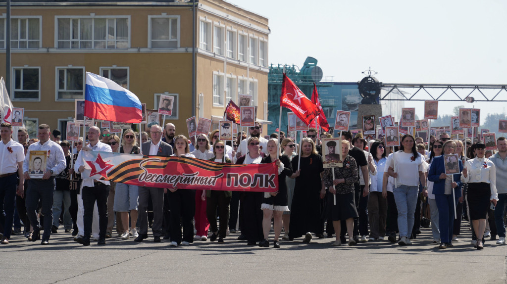 День Победы брянские машиностроители отметили шествием Бессмертного полка