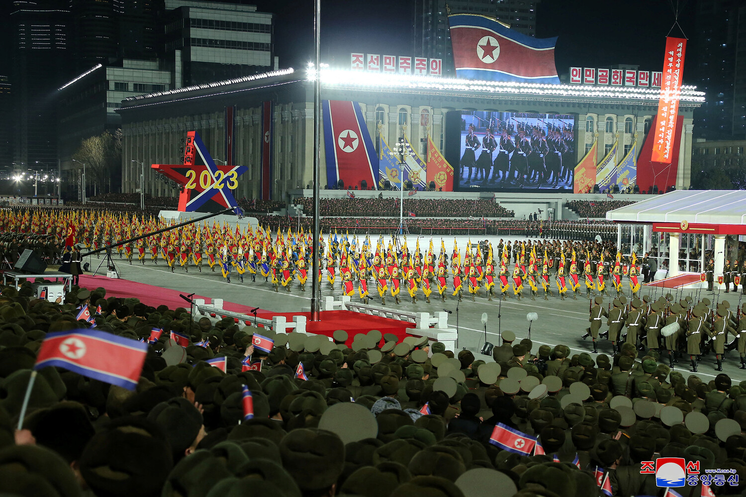 Южная корея люди. Южная корея сеул улицы. Флаг южная корея. Радиационный дождь. Флаг кореи фото.