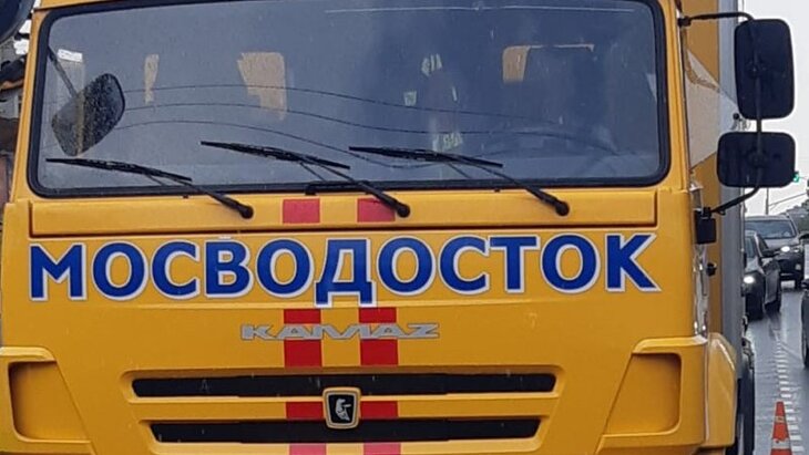 Почти 300 единиц спецтехники дежурит на улицах Москвы из-за сверхинтенсивных осадков