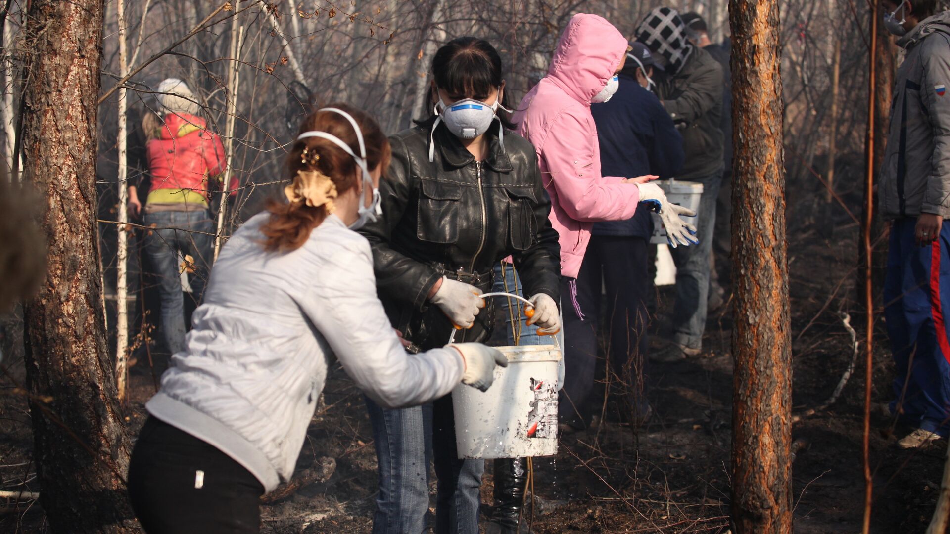 Волонтер пострадавший. Волонтеры на пожарах. Волонтеры помогают тушить пожар. Люди при ЧС. Волонтеры в лесу.