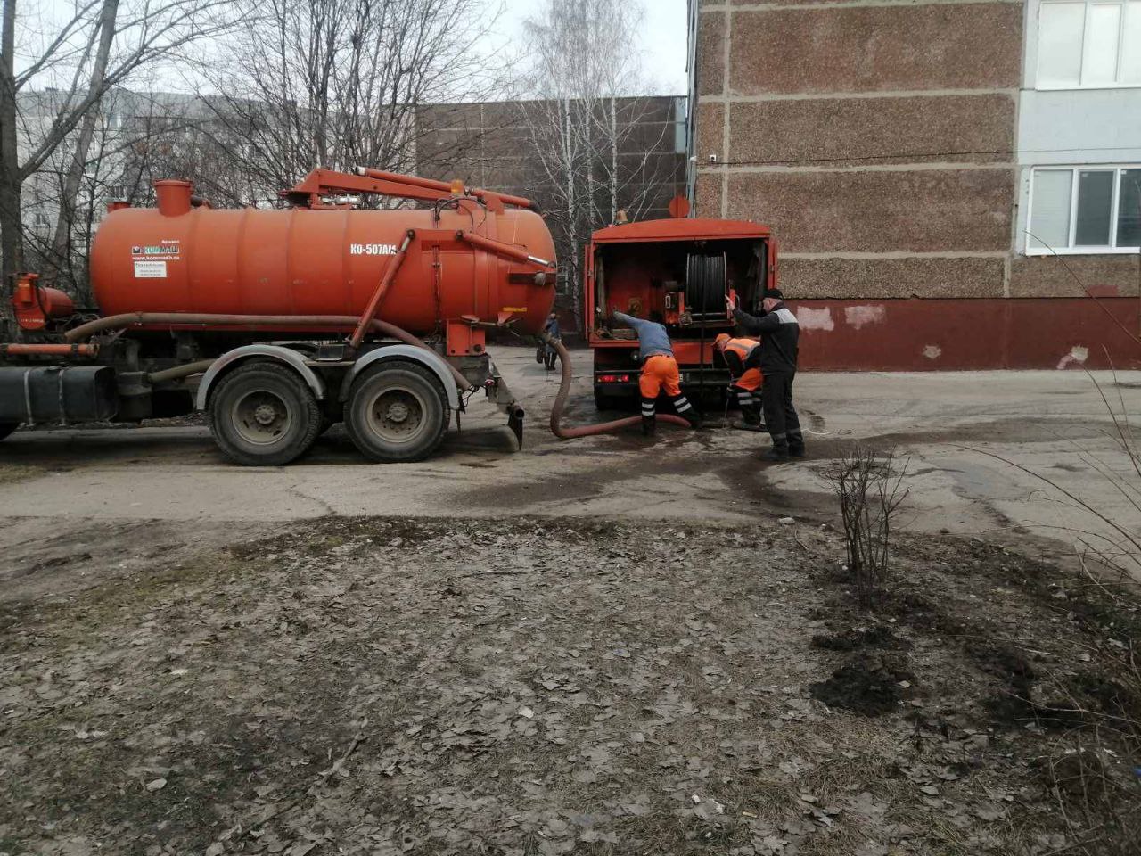 В Балакове сотрудники «Комбината благоустройства» промывают ливневые канализации, вывозят мусор и очищают дороги