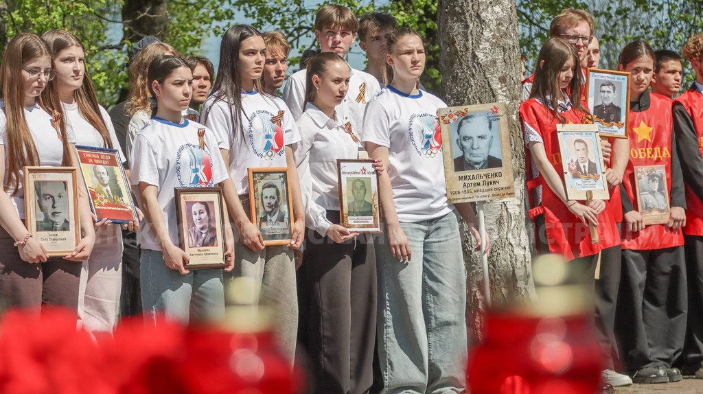 В Брянске участники митинга в Лесных сараях пришли с портретами своих героев  