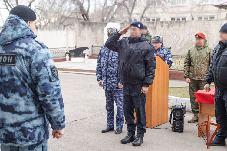 В Хакасии сотрудникам СОБР и ОМОН вручены знаки отличия спецназа Росгвардии