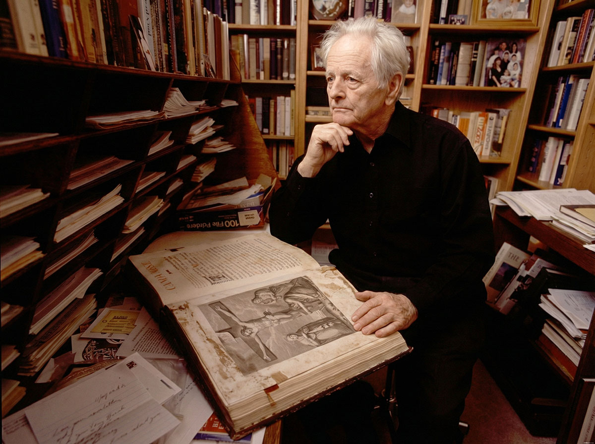 Хаттон Гибсон сидит в своём рабочем кабинете, 2003 год