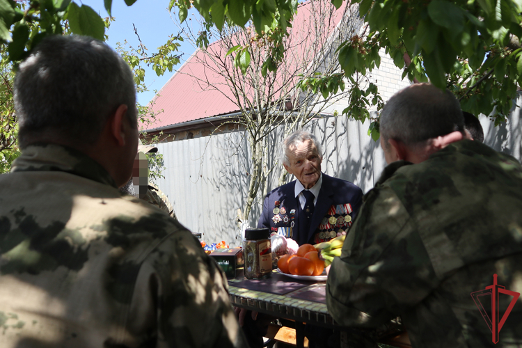 Росгвардейцы, выполняющие боевые задачи в зоне проведения специальной военной операции, поздравили ветеранов Великой Отечественной войны (видео)