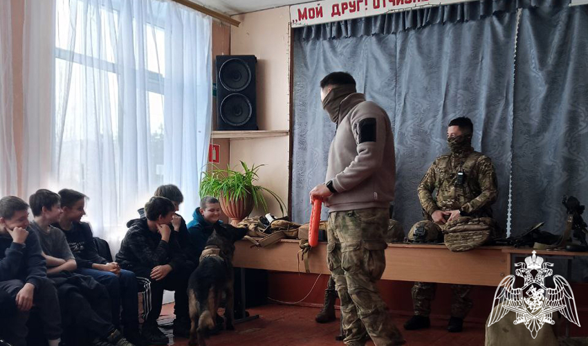 СОТРУДНИКИ РОСГВАРДИИ ПРОВЕЛИ УРОК ПРОФОРИЕНТАЦИи со школьниками Воронежской области 