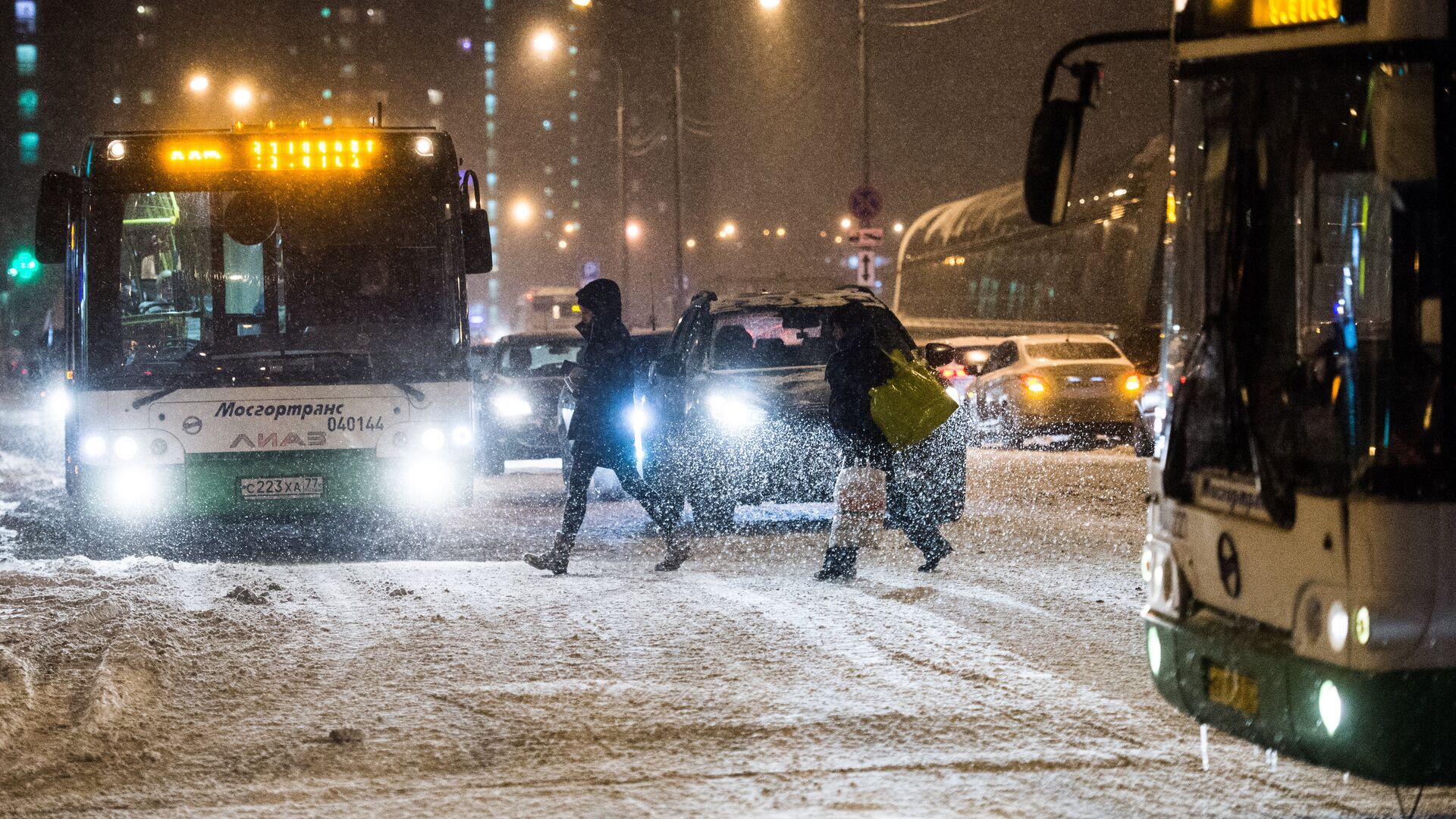Сильный снег ночью. Снегопад в Москве. Метель в Москве. Снегопад Москва вечер. Снег в Москве ночью.