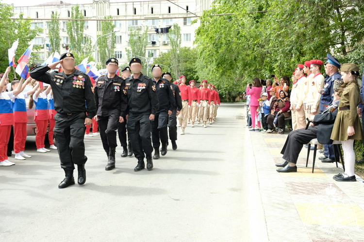 В Дагестане росгвардейцы поддержали акцию «Парад у дома ветерана»