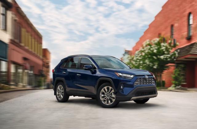 Новый кроссовер Toyota RAV4 поступил в продажу в России