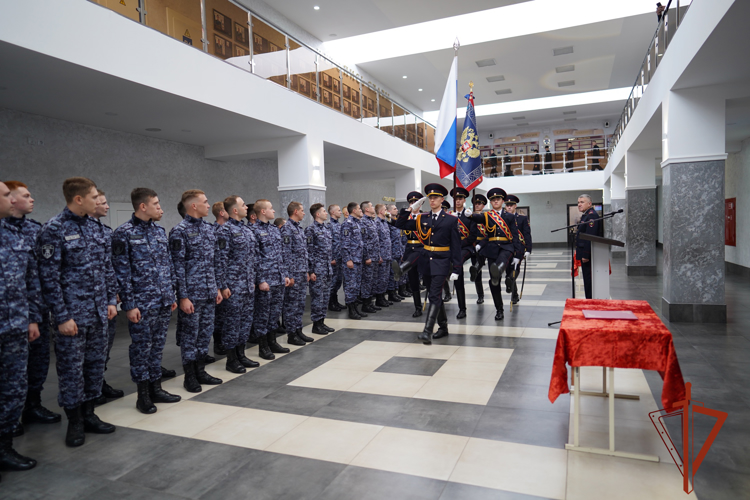 Тридцать пять молодых росгвардейцев успешно завершили профессиональное обучение в Омске