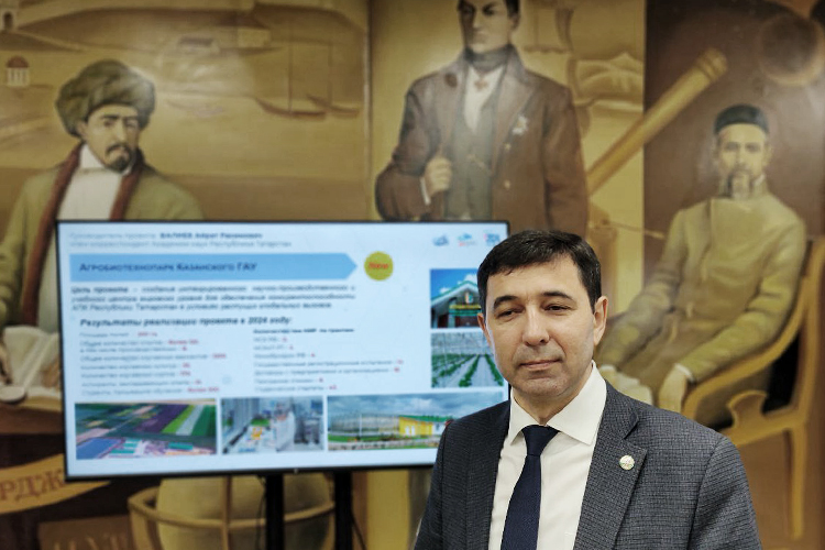  Выбыли из нашего рейтинга теперь уже бывший ректор Казанского государственного аграрного университета Айрат Валиев (на фото) и экс-ректор ветеринарной академии Рустам Равилов 