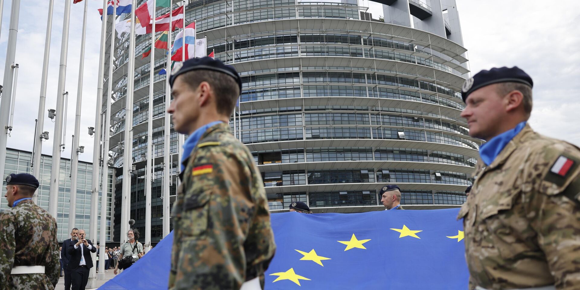 Военные держат флаг Европейского союза в Страсбурге, Франция - ИноСМИ, 1920, 27.01.2026